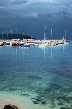 Karadağ, Herceg Novi - 17.05.2016: Görünümünde fırtınalı Hava limanında bir teknede. 