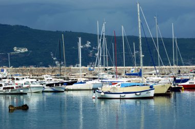 Karadağ, Herceg Novi - 17.05.2016: Tekneler limanda. 