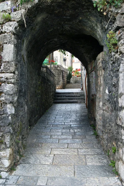 Gewelfde passage in de oude stad — Stockfoto