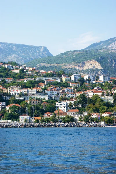 Vista desde el mar a la ciudad de Herceg Novi — Foto de Stock