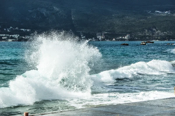 Mořská vlna bije na molu — Stock fotografie