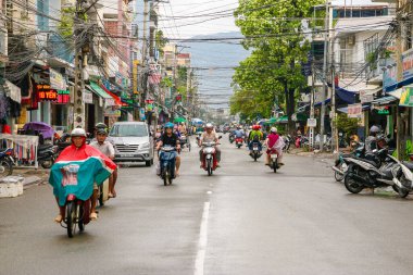 Nha Trang, Vietnam - Kasım 2017: Damrey kasırgasından önceki bulutlu günde trafik