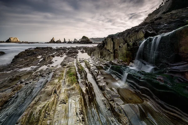 Playa de las rocas de Gueirua en Asturias, España — Foto de stock gratuita