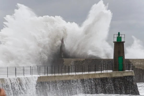 Onda durante tempestade no cais de concreto — Fotos gratuitas