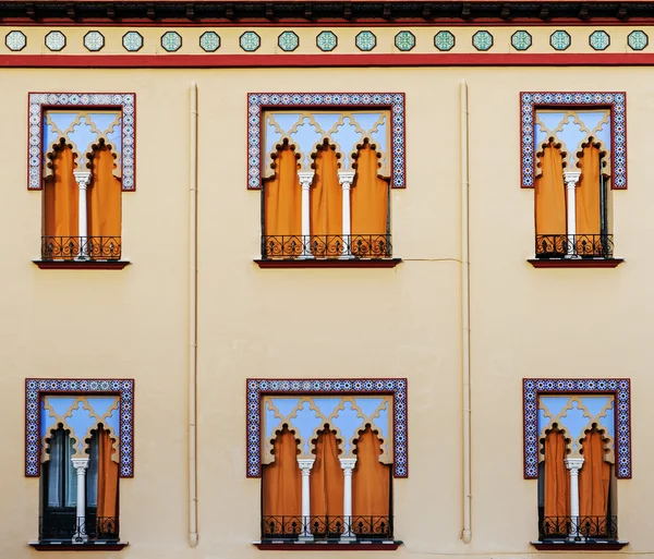 Velhas janelas em estilo árabe, Córdoba — Fotografia de Stock