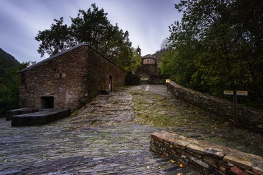 Taş köprü ormanda bulunan Galiçya