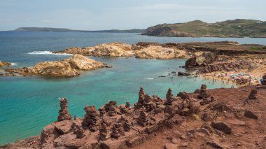 Menorca'nın Sahilde taş oluşumları