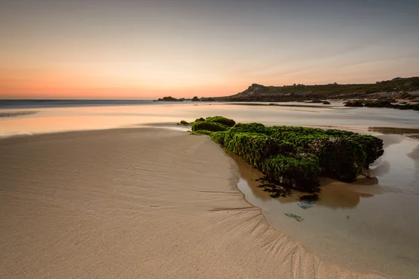 Ocean beach i solnedgången — Stockfoto