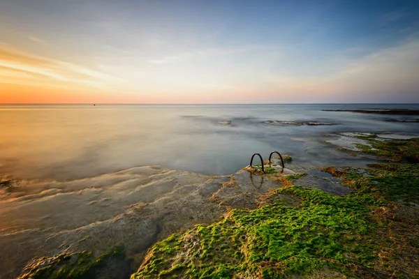 Kamenné moře pobřeží ve Španělsku — Stock fotografie