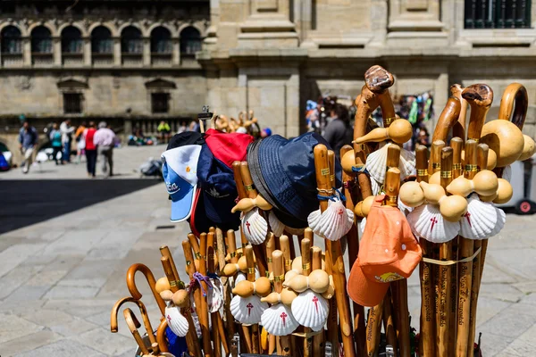 Santiago schelpen en wandelstokken — Stockfoto