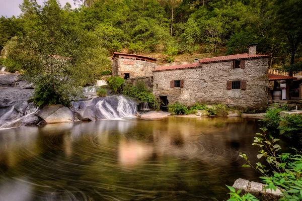 Alte Wassermühlen am Fluss in Spanien — Stockfoto