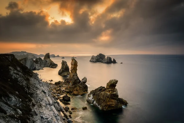 Rocce di Liencres sulla costa in Spagna — Foto Stock