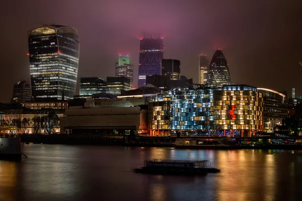 Moderne city van Londen bij nacht — Stockfoto