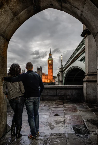 Cuplu care se uită la palatul Westminster — Fotografie, imagine de stoc