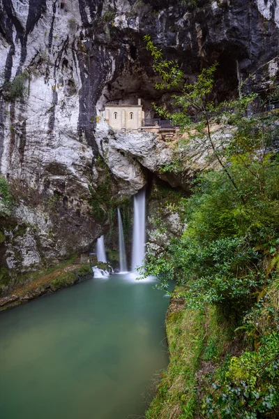Kutsal mağara Covadonga, İspanya