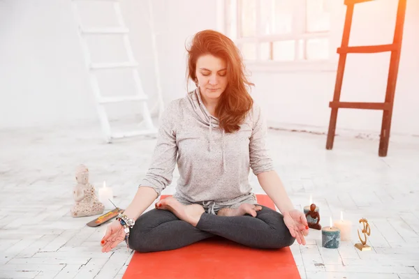 Жінка має медитацію йоги — стокове фото