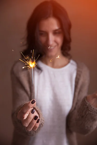 Close-up de sparkler em mãos de mulher — Fotografia de Stock