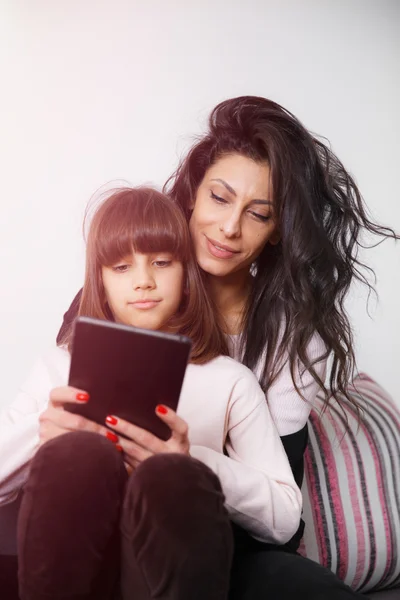 Madre e hija mirando la tableta digital —  Fotos de Stock