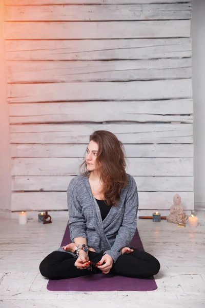 Mulher tendo meditação de ioga — Fotografia de Stock