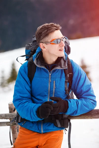 Wandelaar in de winter bergen — Stockfoto