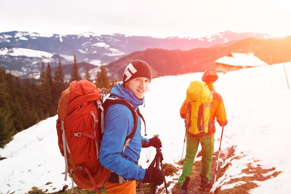 Deux randonneurs dans les montagnes d'hiver — Photo