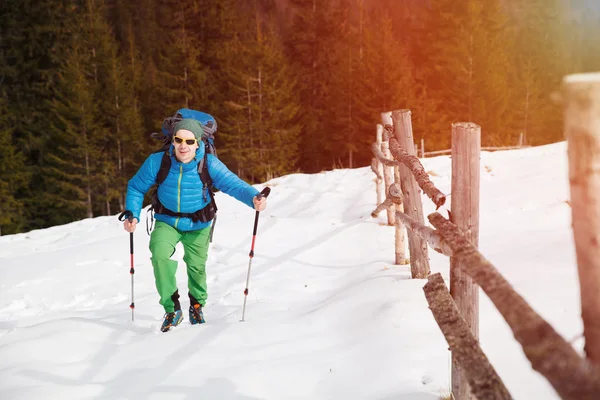 Excursionista en las montañas de invierno — Foto de Stock