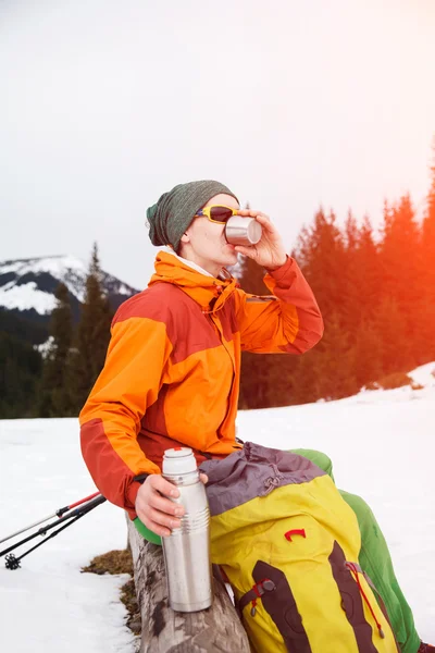 Wandelaar in winter bergen drinken thee — Stockfoto