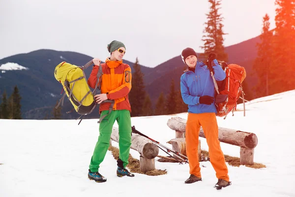 Deux randonneurs dans les montagnes d'hiver — Photo