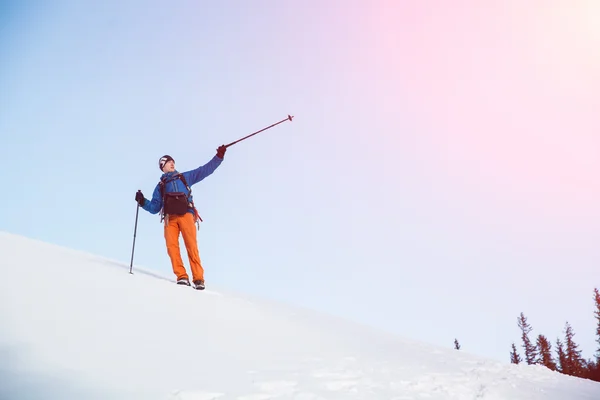 Wanderer in den Winterbergen — Stockfoto