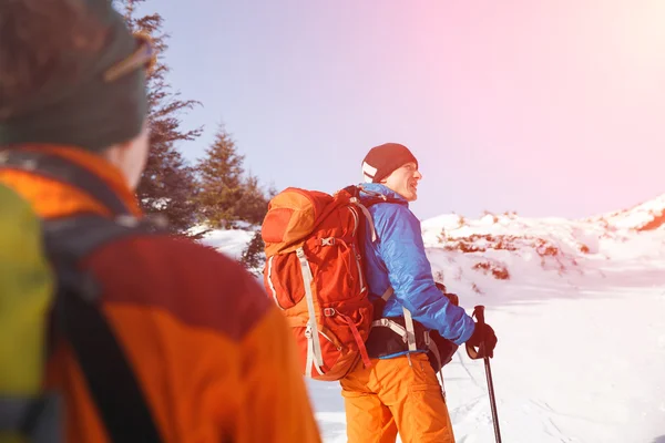 Due escursionisti nelle montagne invernali — Foto Stock