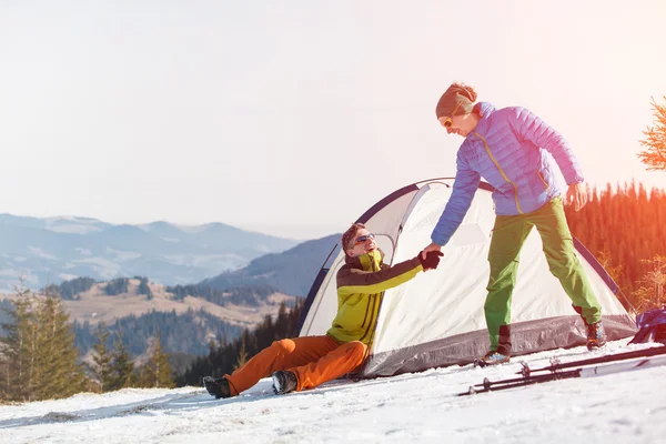 Два туриста в палатке на склоне горы . — стоковое фото