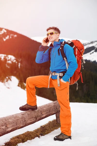 Excursionista en las montañas de invierno — Foto de Stock