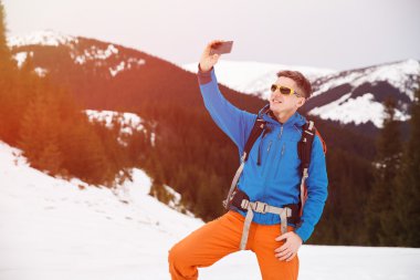 Uzun yürüyüşe çıkan kimse kış dağlarda selfie smartphone yapma