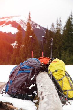 Kış dağlarda kar üzerinde sırt çantaları