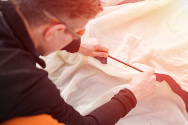 Erkek kış Dağları çadır yükleme uzun yürüyüşe çıkan kimse