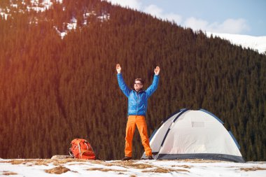 Dağ tepe üzerinde uzun yürüyüşe çıkan kimse'nın eller yukarı.