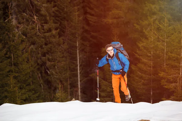 Escursionista in montagna invernale — Foto Stock