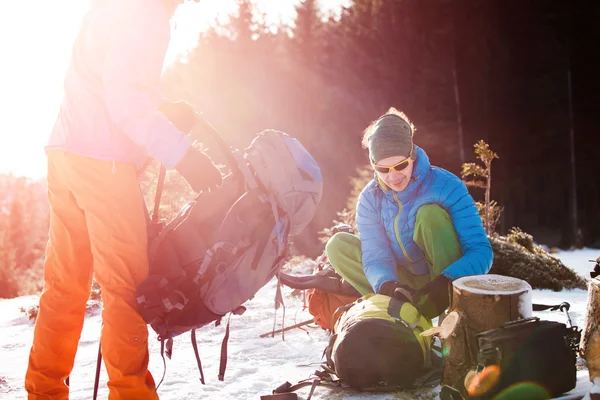 Deux randonneurs dans les montagnes d'hiver — Photo