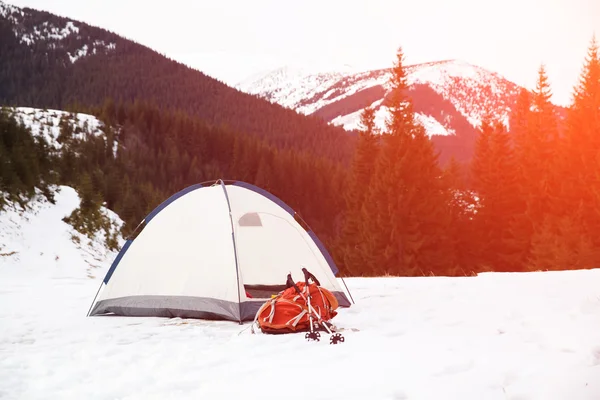 Tent with backpack in winter mountains. — Stock Photo, Image