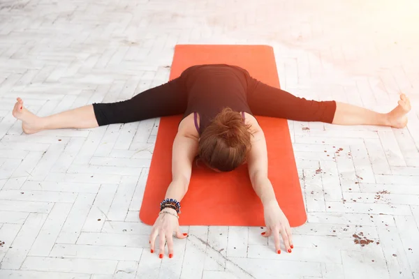 Frau praktiziert Yoga. — Stockfoto