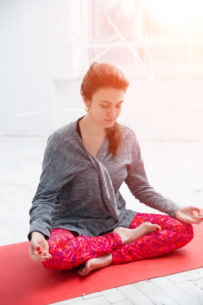 Mulher tendo meditação de ioga — Fotografia de Stock