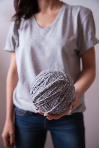 Balle de fil dans les mains féminines — Photo