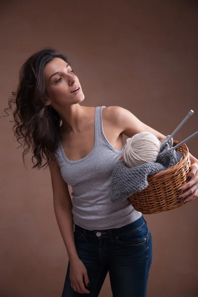 バスケット予測に基づく糸ボールと女性の手で編む針 — ストック写真