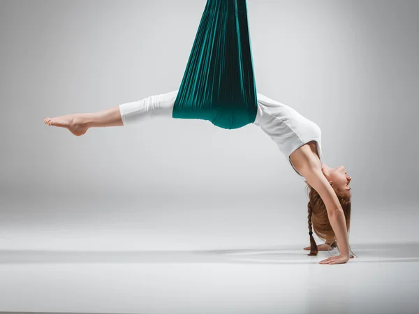 Antigravity Yoga - Stock beeld Stockfoto