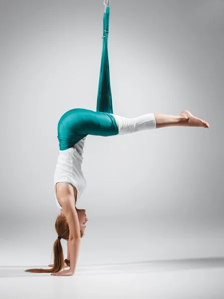 Yoga antigravidade - Imagem stock — Fotografia de Stock