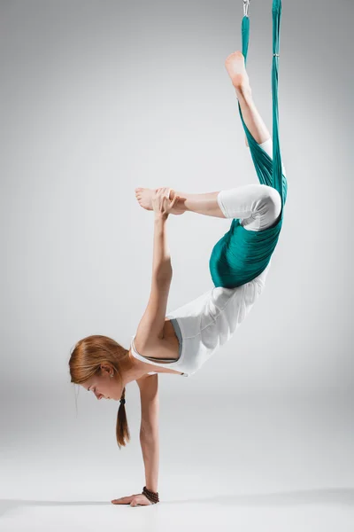 Antigravity Yoga - Stock beeld — Stockfoto