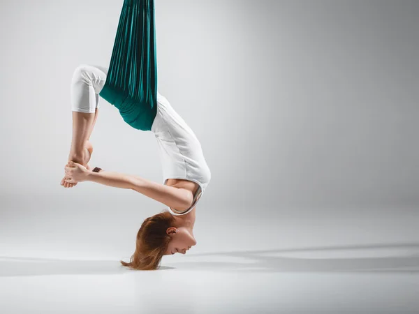 Antigravity Yoga - Stock beeld Rechtenvrije Stockafbeeldingen