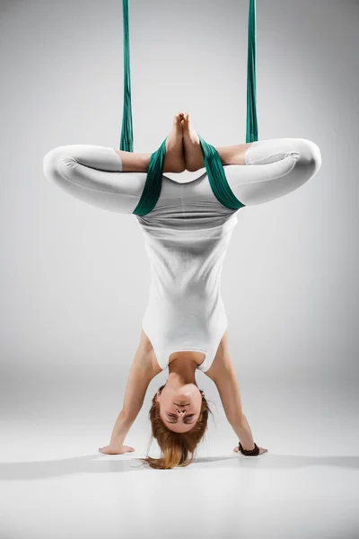 Antigravity Yoga - Stock beeld — Stockfoto