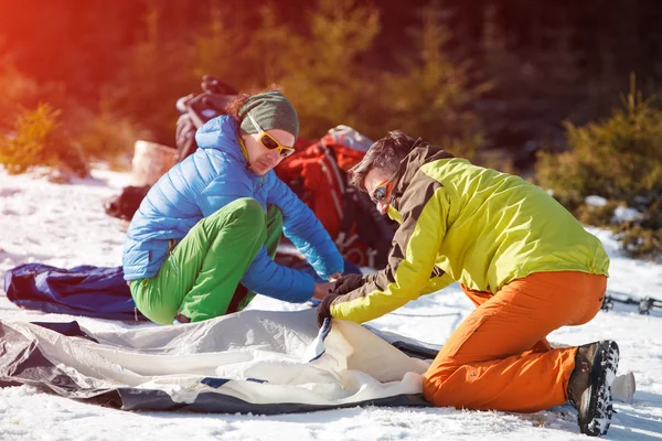 Két túrázók téli hegyekben sátor telepítése — Stock Fotó