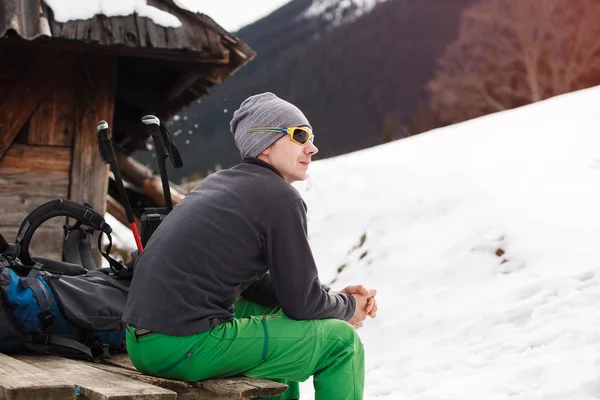 Wanderer machen Rast in den Winterbergen. — Stockfoto